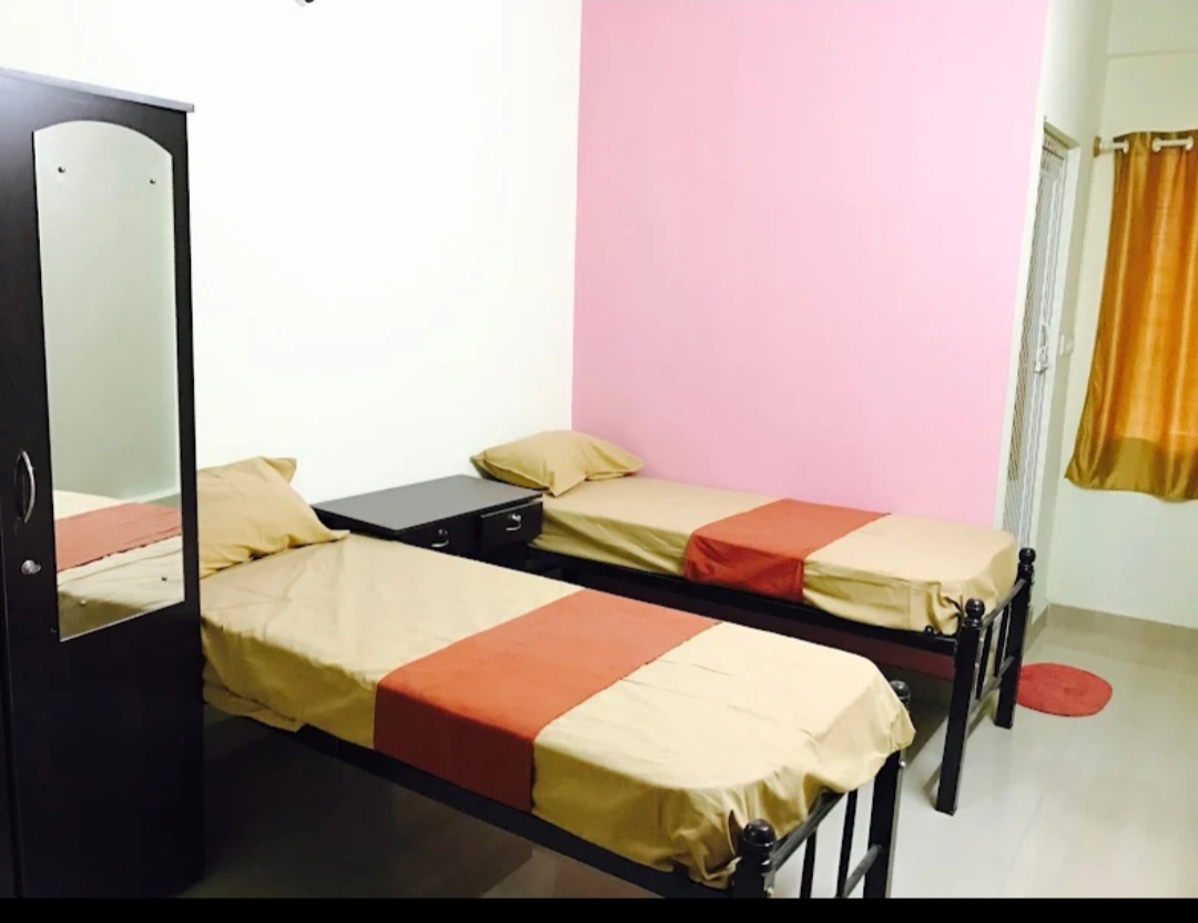 Double sharing room with mirror wardrobe